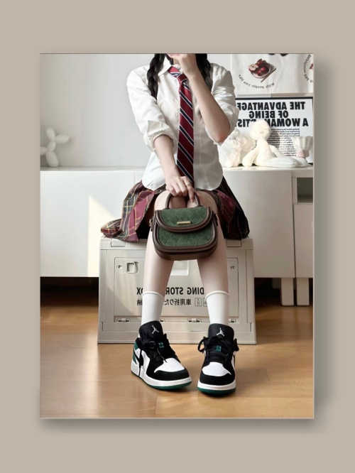 조던 1 로우 블랙 미스틱 그린 553560-113 photo review