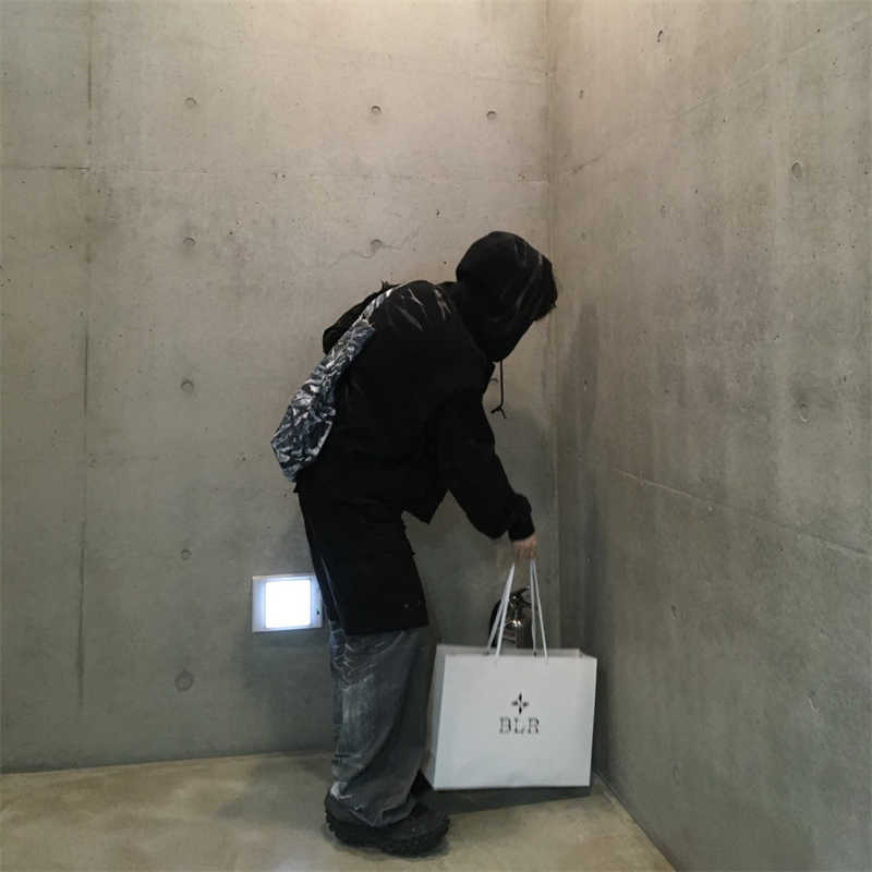 발렌시아가 디펜더 스니커즈 블랙 685613W2RA61000 photo review