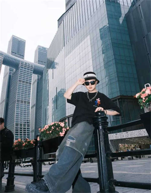 발렌시아가 디펜더 스니커즈 블랙 685613W2RA61000 photo review