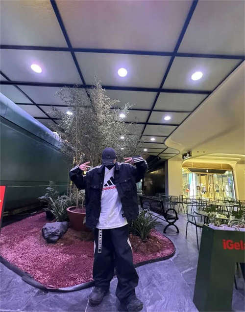 발렌시아가 디펜더 스니커즈 블랙 685613W2RA61000 photo review