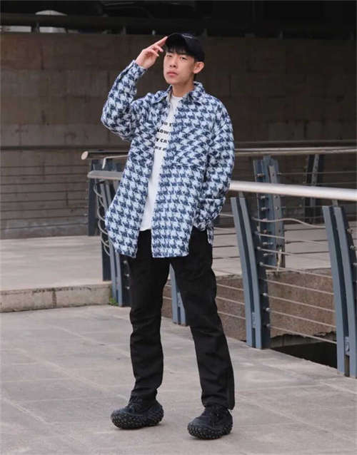 발렌시아가 디펜더 스니커즈 블랙 685613W2RA61000 photo review
