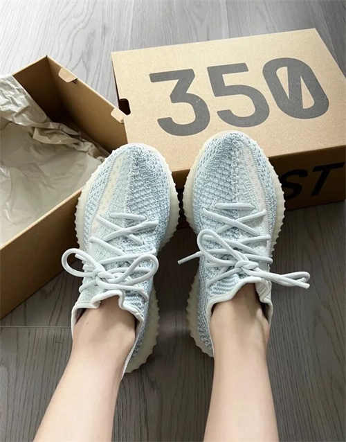 아디다스 이지 부스트 350 V2 클라우드 화이트 - 논리플렉티브 FW3043 photo review