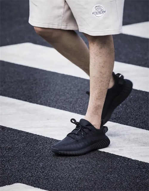 아디다스 이지 부스트 350 V2 모노 신더 GX3791 photo review